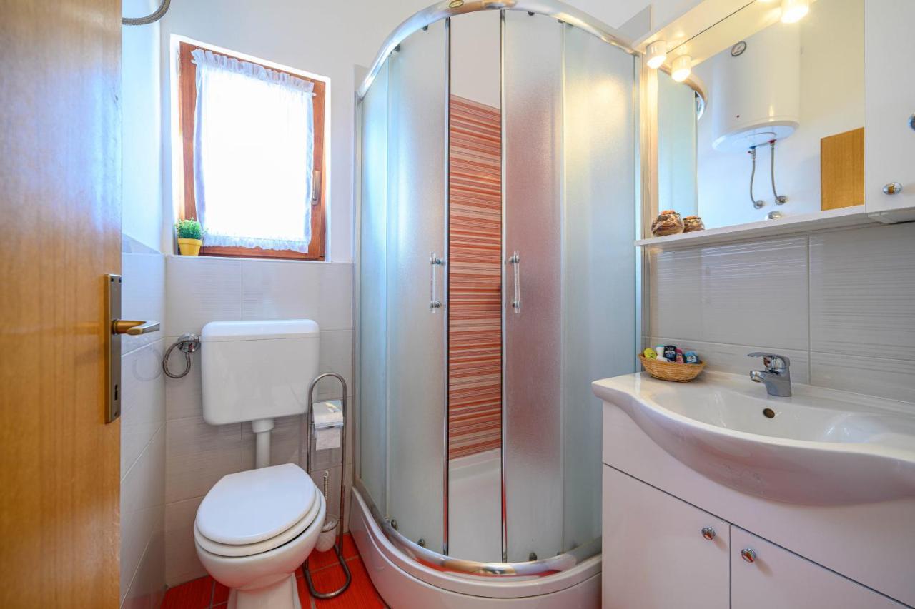 Apartments Vala Zaboric - With Boat Mooring Bagian luar foto