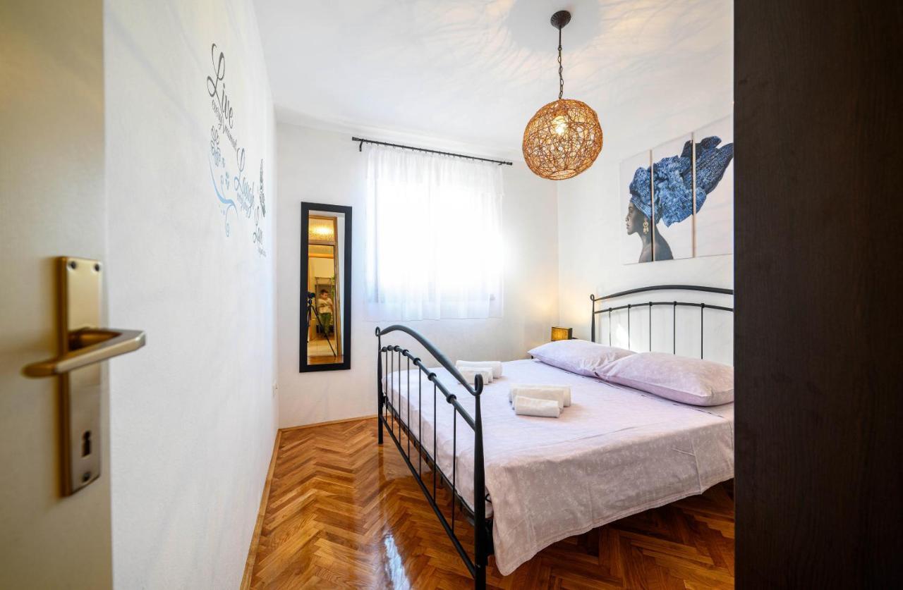 Apartments Vala Zaboric - With Boat Mooring Bagian luar foto