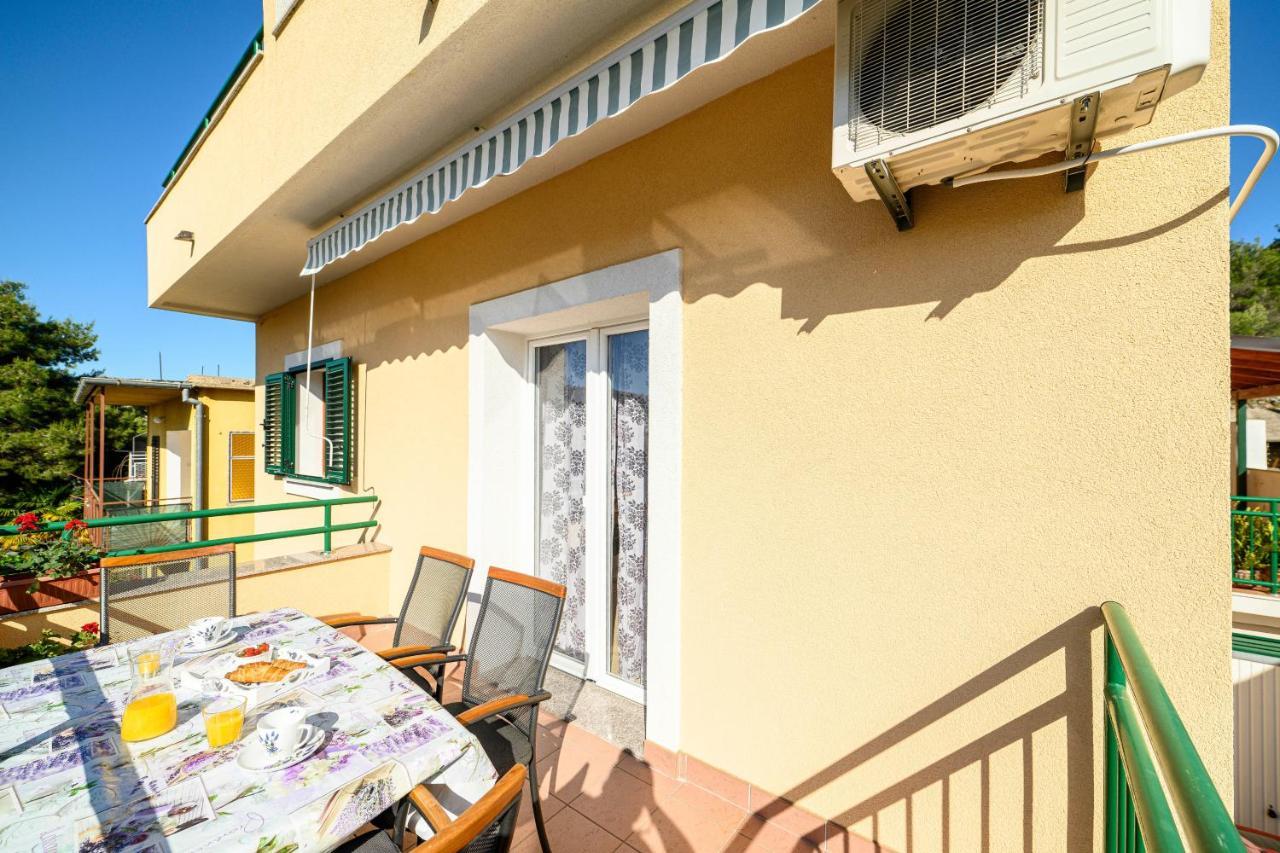 Apartments Vala Zaboric - With Boat Mooring Bagian luar foto