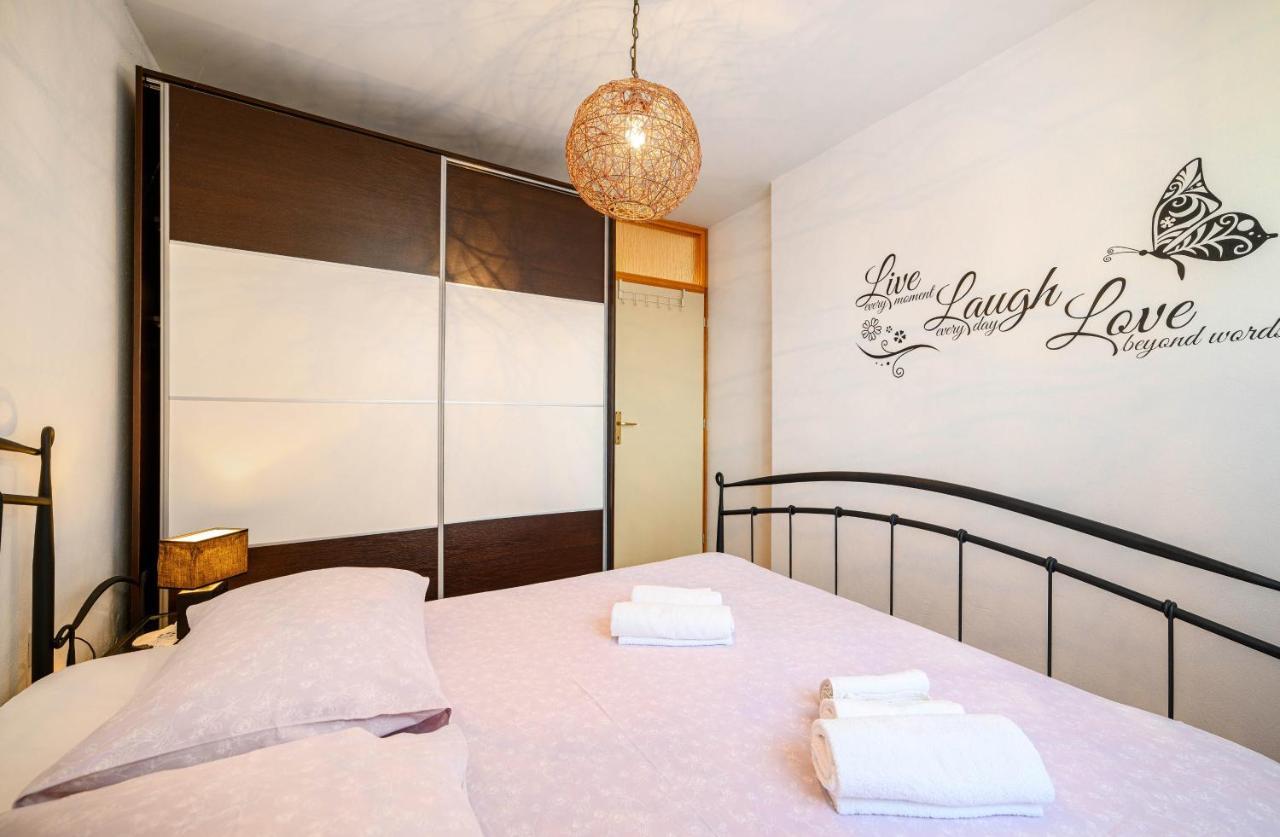 Apartments Vala Zaboric - With Boat Mooring Bagian luar foto