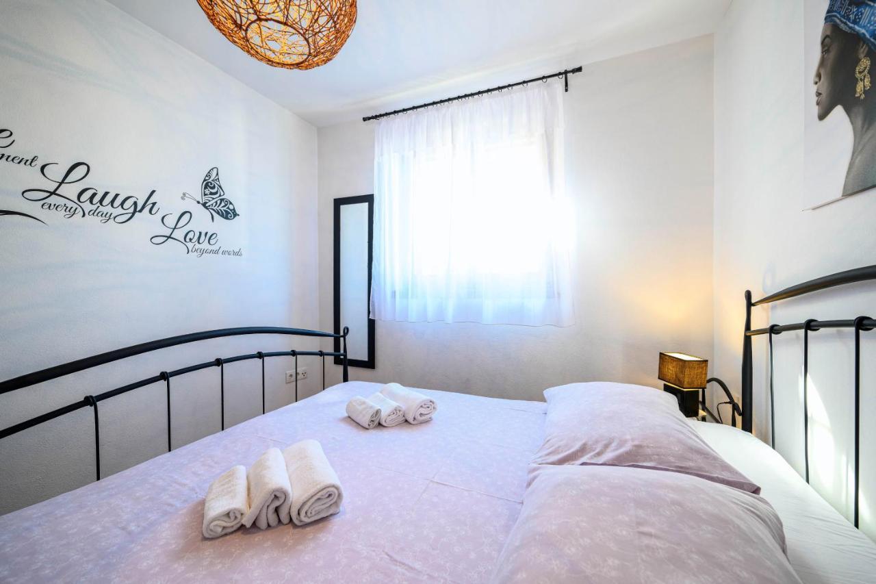 Apartments Vala Zaboric - With Boat Mooring Bagian luar foto