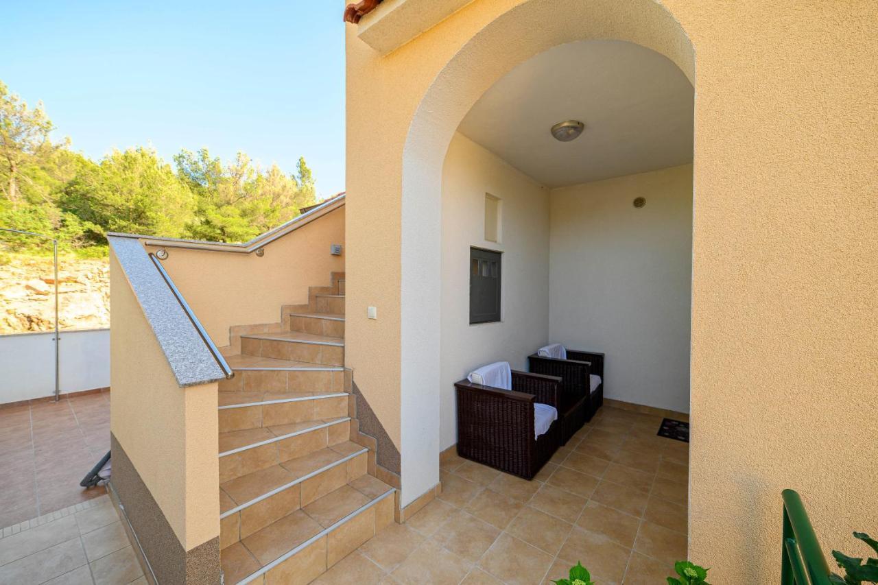 Apartments Vala Zaboric - With Boat Mooring Bagian luar foto