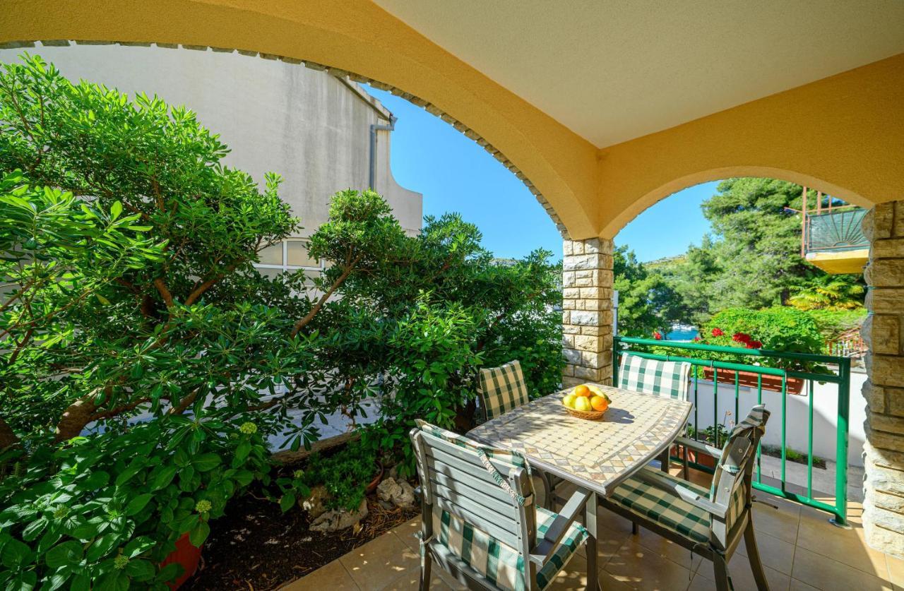 Apartments Vala Zaboric - With Boat Mooring Bagian luar foto